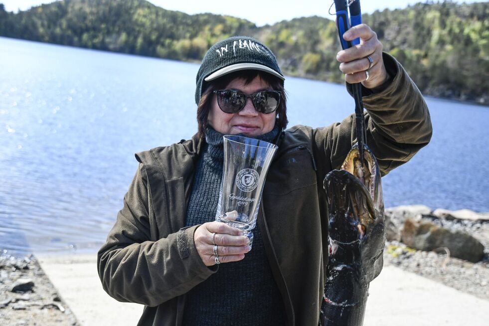 VINNER: Elin Sundsdal fisket festivalens største gjedde. Fisken veide nesten 4,5 kilo.