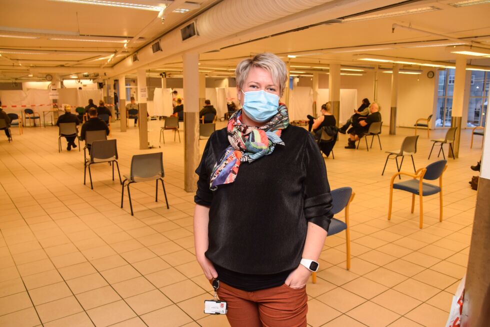 FROLAND: Vaksinekoordinator i Froland kommune, Mari Mykland forteller at mange møter opp for å ta dose 3 mot koronaviruset. Nå håper hun at alle som får tilbud om vaksine takker ja. FOTO: RAYMOND ANDRE MARTINSEN