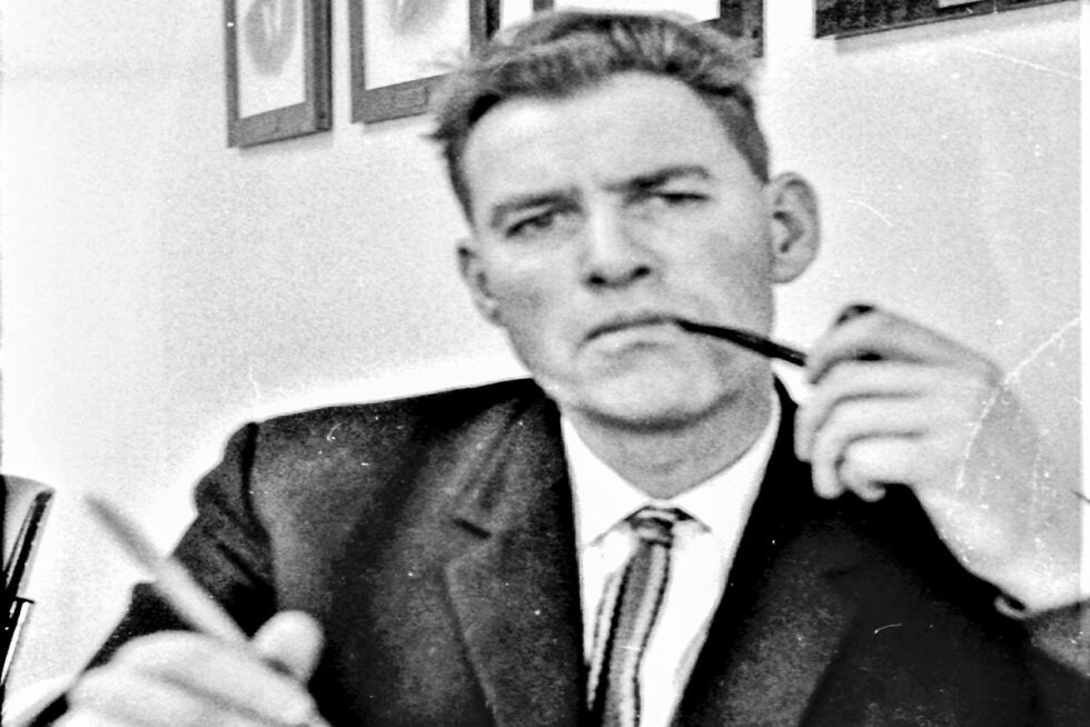 FORBILDE: Jan Kvernmo, typisk med penn og pipe. Bildet av kollegaen min tok jeg i 1969. Ordførergalleriet på veggen forteller at vi er i kommunestyresalen. Den gang var det vanlig å røyke på møtene.