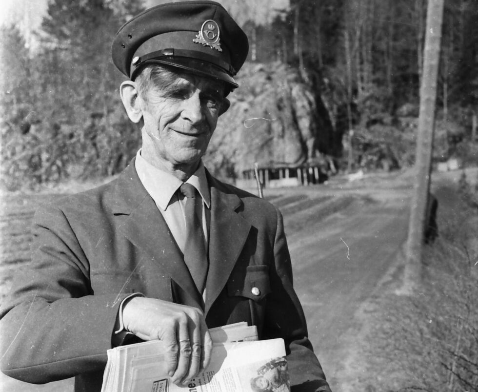 Postmann Gunnar Johansen er ute på sin siste runde med post til sentrale deler av Froland. Dette var 2. april 1975, og pensjonsalderen på 65 år var nådd. FOTO: SALVE HAUGAAS