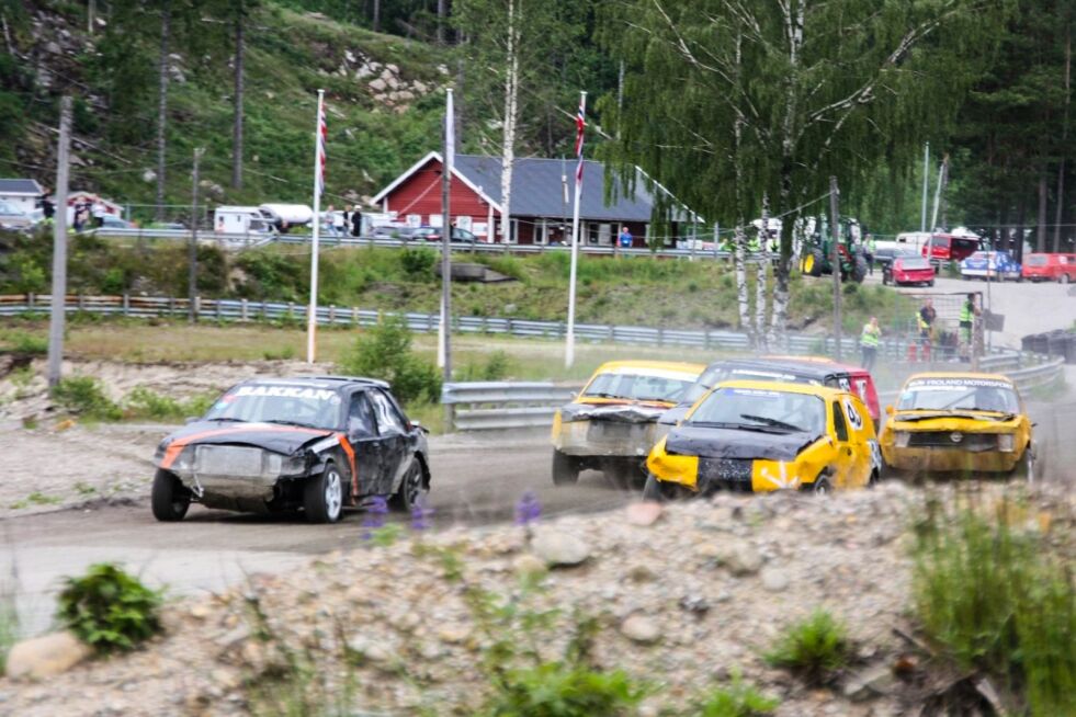 HARD KONKURRANSE: Bilene fra Froland motorsport er malt gule. Her er et innledende heat, der plasseringen inn i første sving kan avgjøre mye om hvilken plassering man oppnår.
 Foto: Janne Omdal