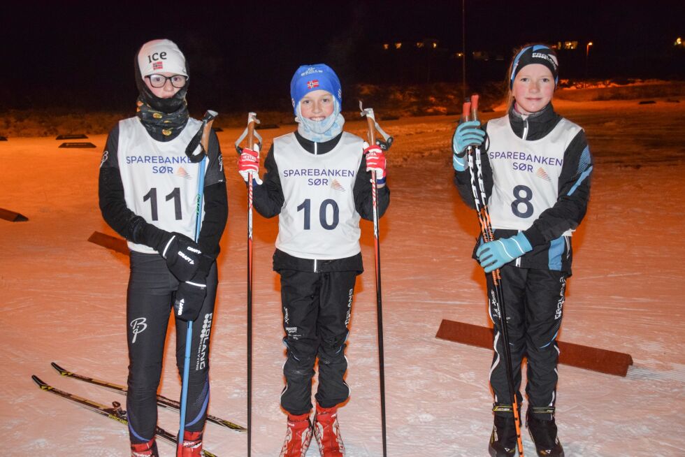 MORO: Eivind, Vemund og Maren synes det var moro å delta på rennet kun for utøverne i Froland skiskyting på Stimoen. Selv om de var kalde og slitne etter de kom i mål, var humøret på topp. FOTO: RAYMOND ANDRE MARTINSEN