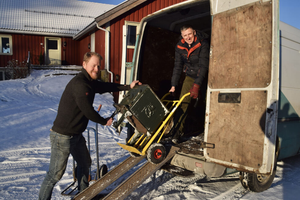 FROLAND: Lars  hjelper Sergey å laste varebilen med ovner fra Froland som skal gi varme i Ukraina. FOTO: RAYMOND ANDRE MARTINSEN