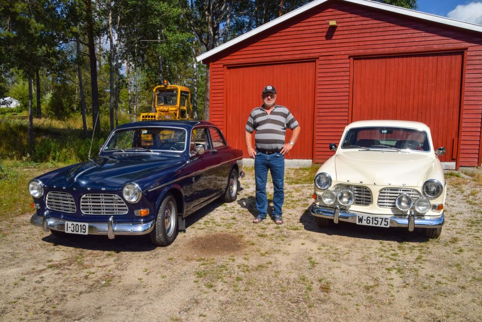 KJØRETØY:  Ottar Gauslå med sin Volvo Amazon fra 1968 og 1970.  Den blå amazonen har han hatt 3 ganger, men nå er den kommet for å bli på Hynnekleiv. FOTO: RAYMOND ANDRE MARTINSEN