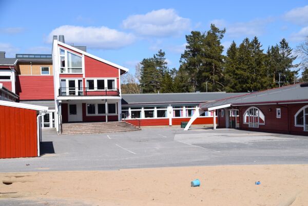 Må dekke opp seks stillinger i barneskolen