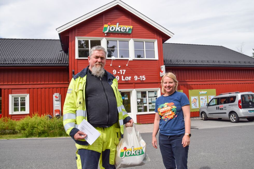 VANT: Geir Magne Salte vant førstepremie i juni, som var gavekort på EU-kontroll hos Bujordet Mekk. Vinnerloddet kom fra lokalbutikken Joker Mykland. FOTO: RAYMOND ANDRE MARTINSEN