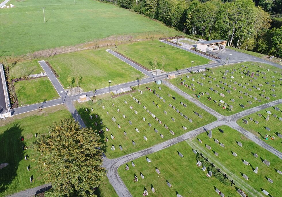 DYRT: Utvidelsen av Froland kirkegård kostet mye. Nå ber kirken om at gravplassavgiften dobles. DRONEFOTO: BAARD LARSEN/HOMDAL & LARSEN AS