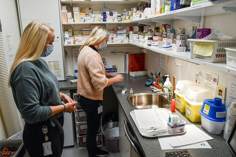 BLANDING: Sykepleierne Helene Stormo Woie og Margrethe Mjølhus mikset vaksinene før den ble satt onsdag.