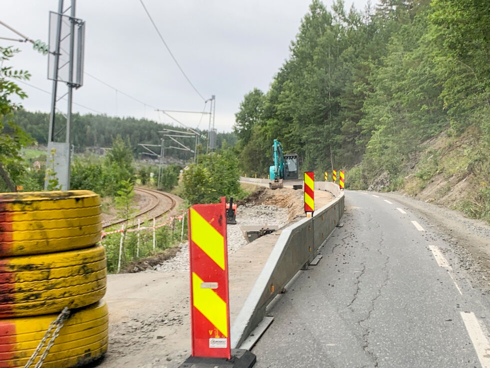 ARBEID: De siste dagene har mye av Bøylestadveien blitt gravet bort. FOTO: RAYMOND ANDRE MARTINSEN