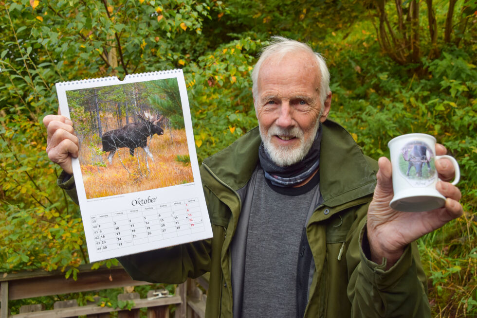 NATUR: Paul Mjaaland er klar med ny naturkalender. Her med et av favorittmotivene, elgen Alfred i Mykland, som har fått plass i oktober-måned, og på krus. FOTO: RAYMOND ANDRE MARTINSEN