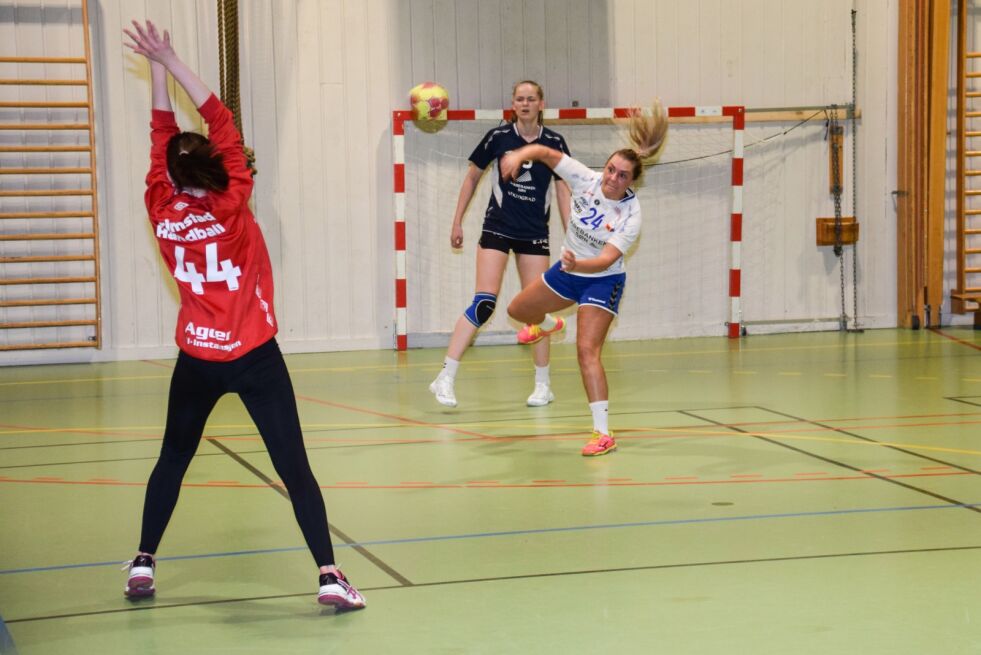 TAP: Maria Ilebekk Marcussen sendte ballen inn i mål flere ganger, tross en jevn kamp måtte Froland se seg slått av Grimstad. FOTO: RAYMOND ANDRE MARTINSEN
