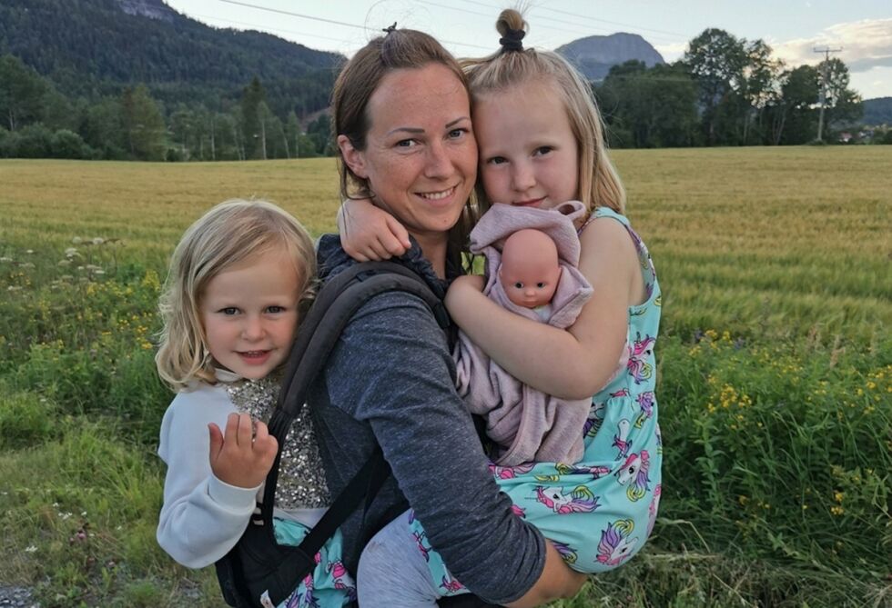 MYKLENDING: - La bygda leve, skriver Jeanett Selås, her på et privat foto sammen med barna.