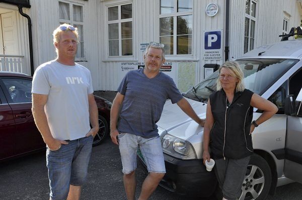 DELT: Mens Arne Nerdalen sier nei til å betale 10.000 kroner for fibernett, er Bjarne Eikevik (midten) og Gunn-Beathe Boye positive.