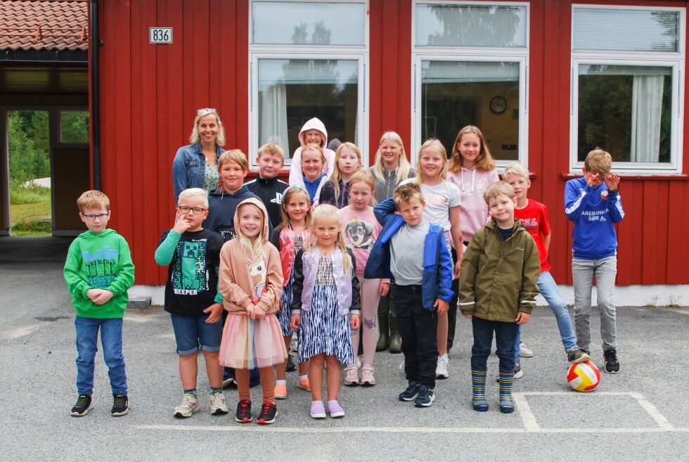 MYKLAND: Alle elevene på Mykland skole skoleåret 2022-23 med rektor Tonje Olsbu Stømne bak til venstre. ALLE FOTO: ANNA JOHANNE SVEINUNGSEN