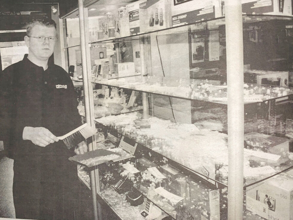VERDIFULLE VARER: Butikksjef Frank Nilsen rydder opp etter at glassmonteren for verdifulle varer ble knust og et stort antall mobiltelefoner, mp3–spillere og kameraer ble stjåøet.ARKIVFOTO