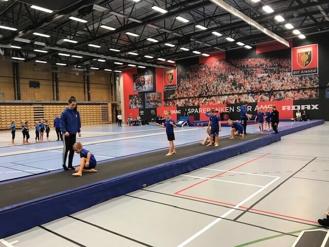 FOKUS:Det var fullt fokus da de unge gymnastene deltok på Sørlandsmesterskap i troppsgymnastikk. FOTO: May Linda Venemyr.