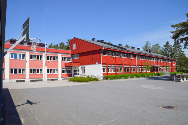 Stiller spørsmål ved vikarbruken i skolene