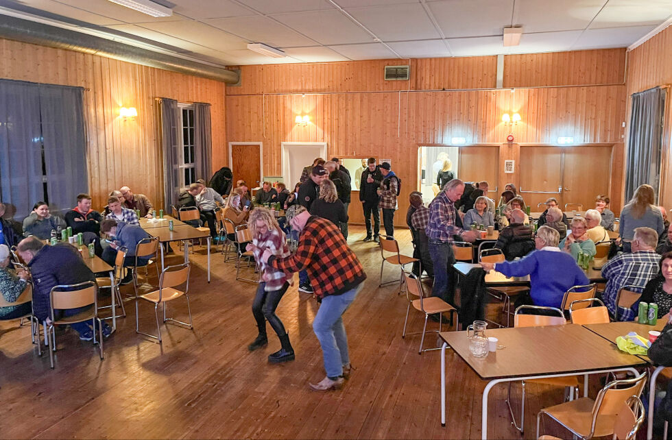 MYKLAND:  Det var mange som ville få med seg konserten og dansen på Fritun i Mykland fredag kveld. 		  									      FOTO:ANITA SKOGLUND