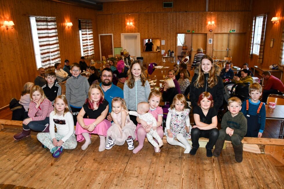 LIVAT: Mykland bygdelagsleder Trond Atle Vanebo-Høyland med noen av barna som var med på kafeen i ungdomshuset på Mykland søndag ettermiddag.