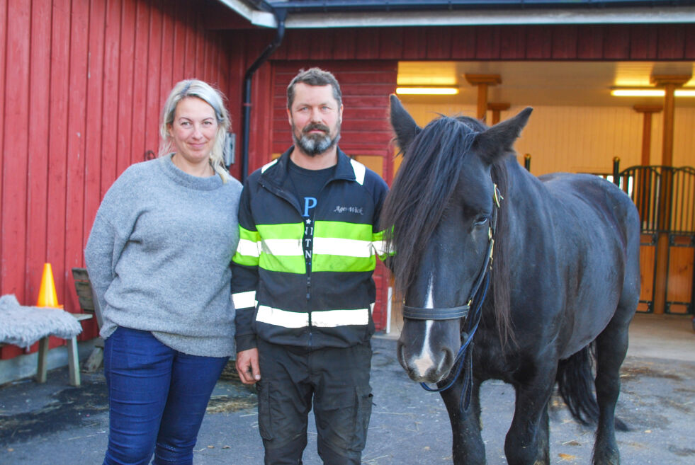 HEST: Lene og Kenneth Ager-Wick på Tresnes har stor interesse for hest. FOTO: ANNA JOHANNE SVEINUNGSEN