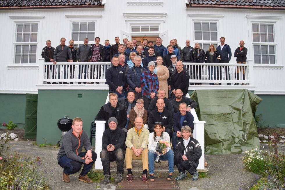ARBEIDSGJENG: Denne gjengen bestående av flere frolandsfirmaer har jobbet med å restaurere Sofienlund på Tromøya det siste året. FOTO: RAYMOND ANDRE MARTINSEN