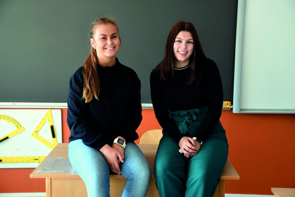 I LÆRE: Rebekka Lysvoll (t.v) og Marthe Johnsen er i gang med sitt andre år som lærlinger i Froland kommune. Nå befinner de seg henholdsvis på Froland ungdomsskole og Froland barneskole.