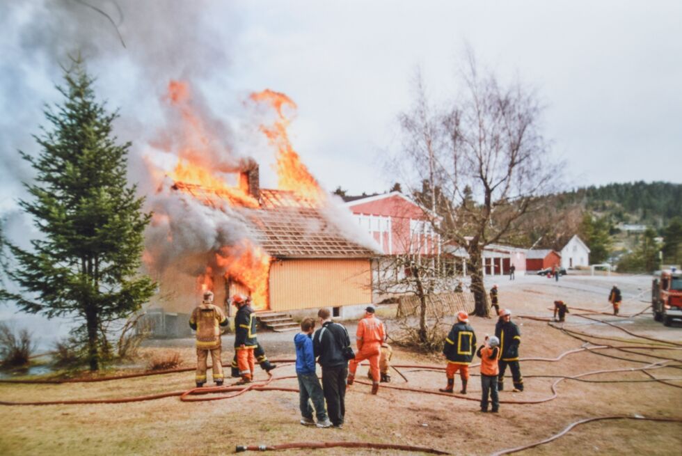 FØR: Her brenner «Almas hus» ned som en øvelse, i bakgrunnen ser vi Froland barneskole. FOTO: GURO LAUVRAK