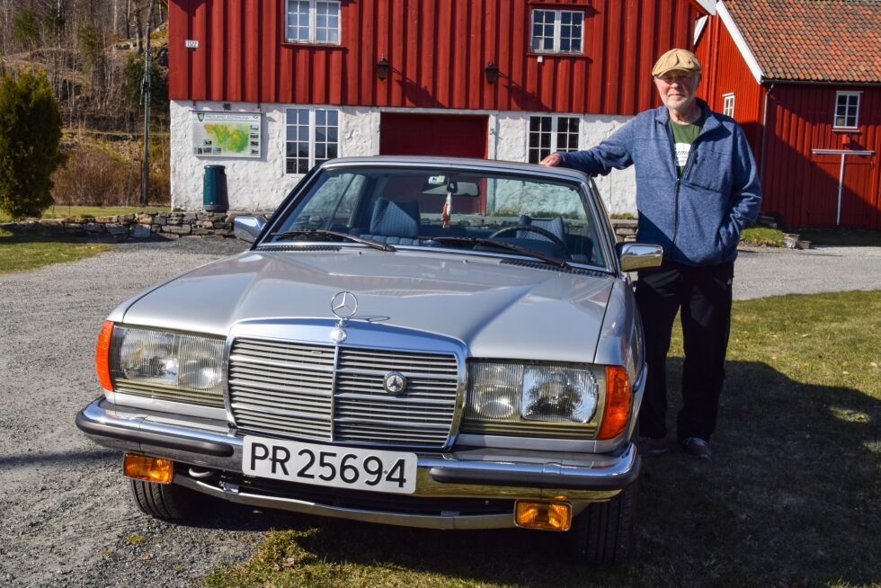 KJØRETØY: Øyvind Eikelia med sin 1978 Mercedes 230 Coupe. FOTO: RAYMOND ANDRE MARTINSEN
