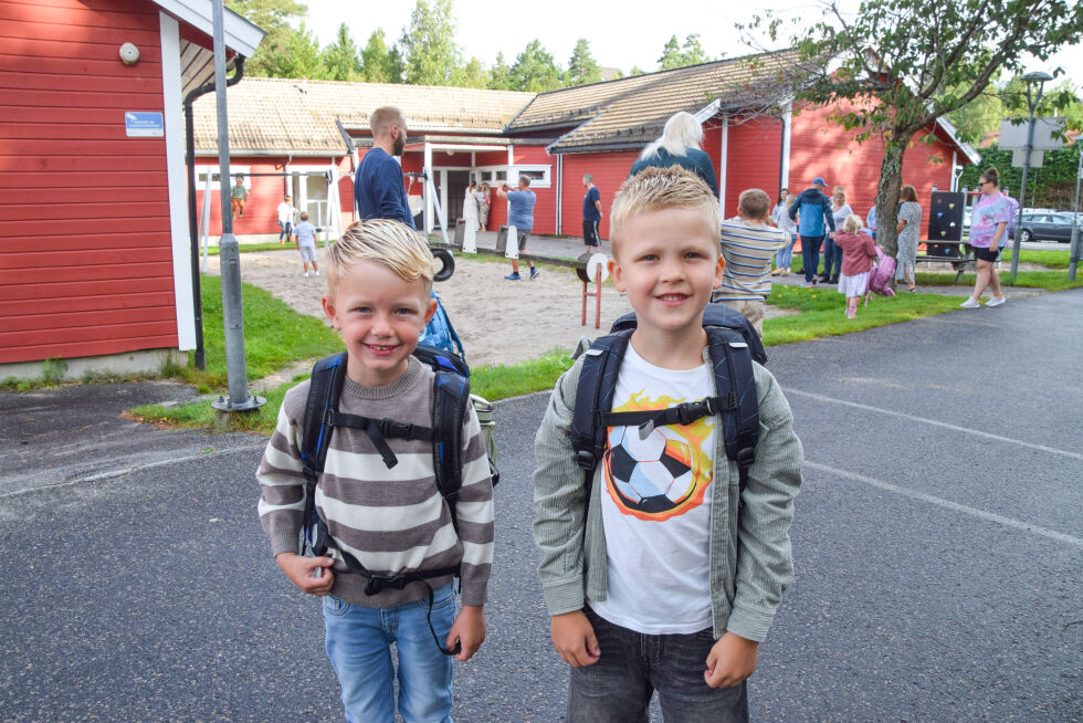 KLARE: Scott og Isak var spente og klare for første skoledag på Blakstadheia skole torsdag morgen. FOTO: RAYMOND ANDRE MARTINSEN