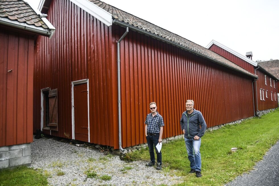 UTHUSET: Det er inne i dette uthuset på Verket tømmerkjerna står. Johnny Østreim (til venstre) synes det er flott at tømmeret nå er datert.
 Foto: Marie Hatlevoll