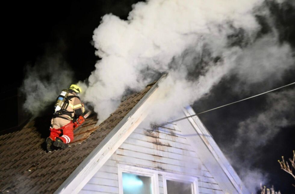 RØYK: Røyken fra huset var kraftig torsdag kveld. FOTO: TIPSER