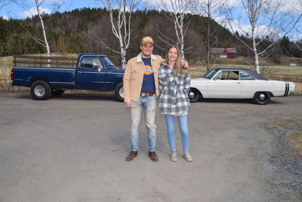 KJØRETØY: Ricky Asbjørnsen Lillestø (27) og Lena Songedal (23) har hver sin amerikaner på tunet hjemme på Reiersøl, hvor de har bodd siden 2019. FOTO: RAYMOND ANDRE MARTINSEN