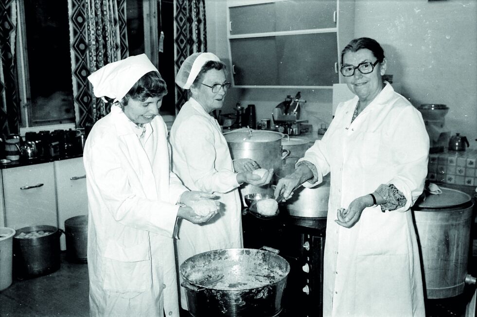 KLARGJØR: Dagny Strandli, Anna Kimestad og Kirsti Andersen lager komper på Eikely. Bildet er fra slutten av 1960-tallet.