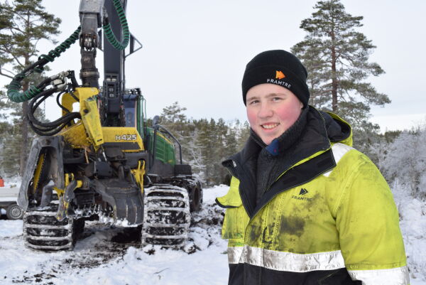 Tor har arbeidsdagen bak spakene på stor skogsmaskin