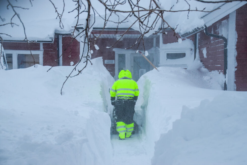 HØYE KANTER: Det var mye snø å frese seg gjennom utenfor Blakstadheia skole da det kom store mengder snø på kort tid tidlig i januar i år. FOTO: RAYMOND ANDRE MARTINSEN