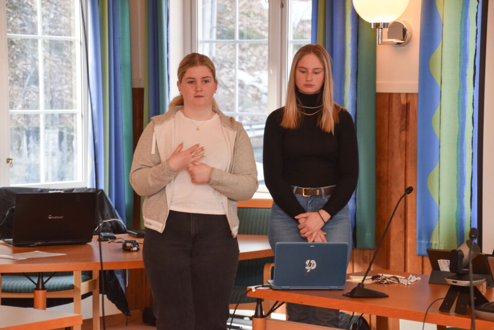 SENTRUM: Hannah Torp Østebøvik og Helene Risdal orienterte kommunestyret om stedsutviklingsprosjektet "Folk i sentrum i fremtidens Froland". FOTO: RAYMOND ANDRE MARTINSEN